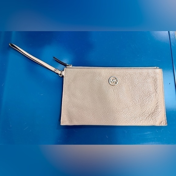 👜Michael by Michael Kors Wristlet👜 - Picture 2 of 7